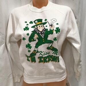 Y2K Vintage Unisex Med Graphic Sweater Kiss me I’m Irish excellent condition